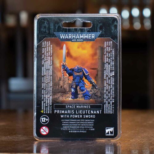 Warhammer 40,000: Space Marines Primaris Lieutenant with Power Sword